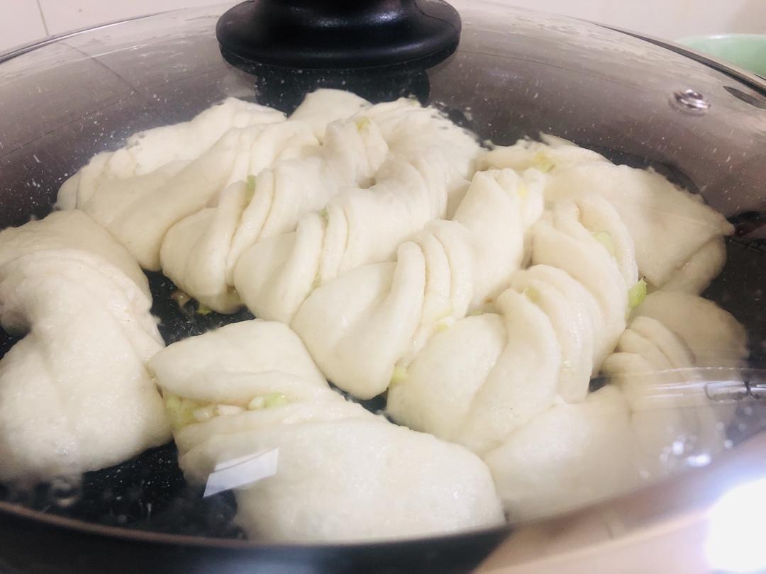 生煎葱油卷子（我觉的就是生煎包和葱油花卷的完美融合！）