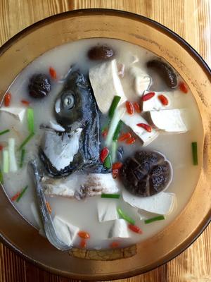 晚餐 花菇天麻豆腐鱼头汤的做法 步骤2