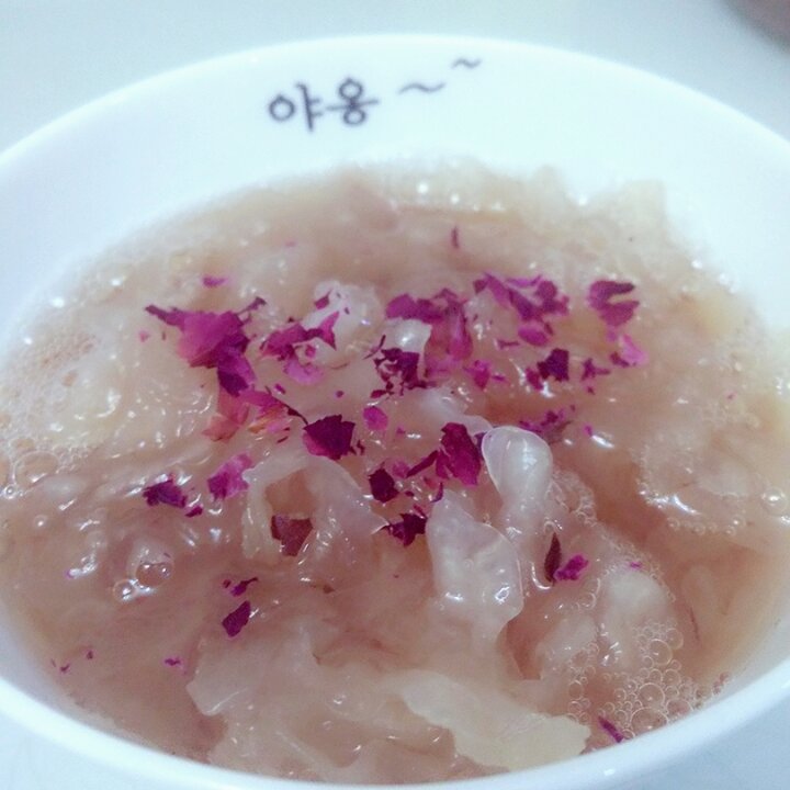 玫瑰红枣银耳美颜汤