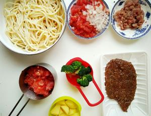 意大利番茄肉酱面，煎牛排的做法 步骤1
