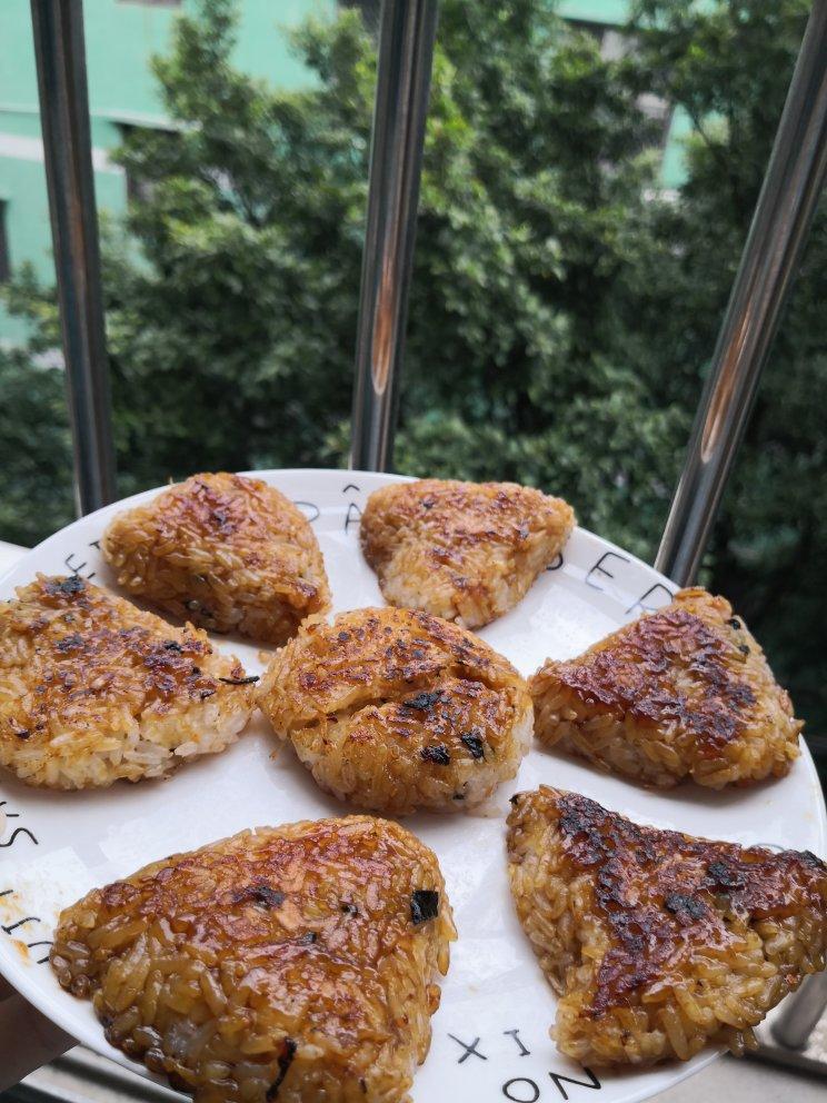 剩米饭的神仙吃法，肉松酱油烤饭团，平底锅就能做哦～