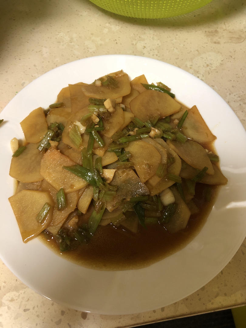 超级下饭的芹菜炒土豆片