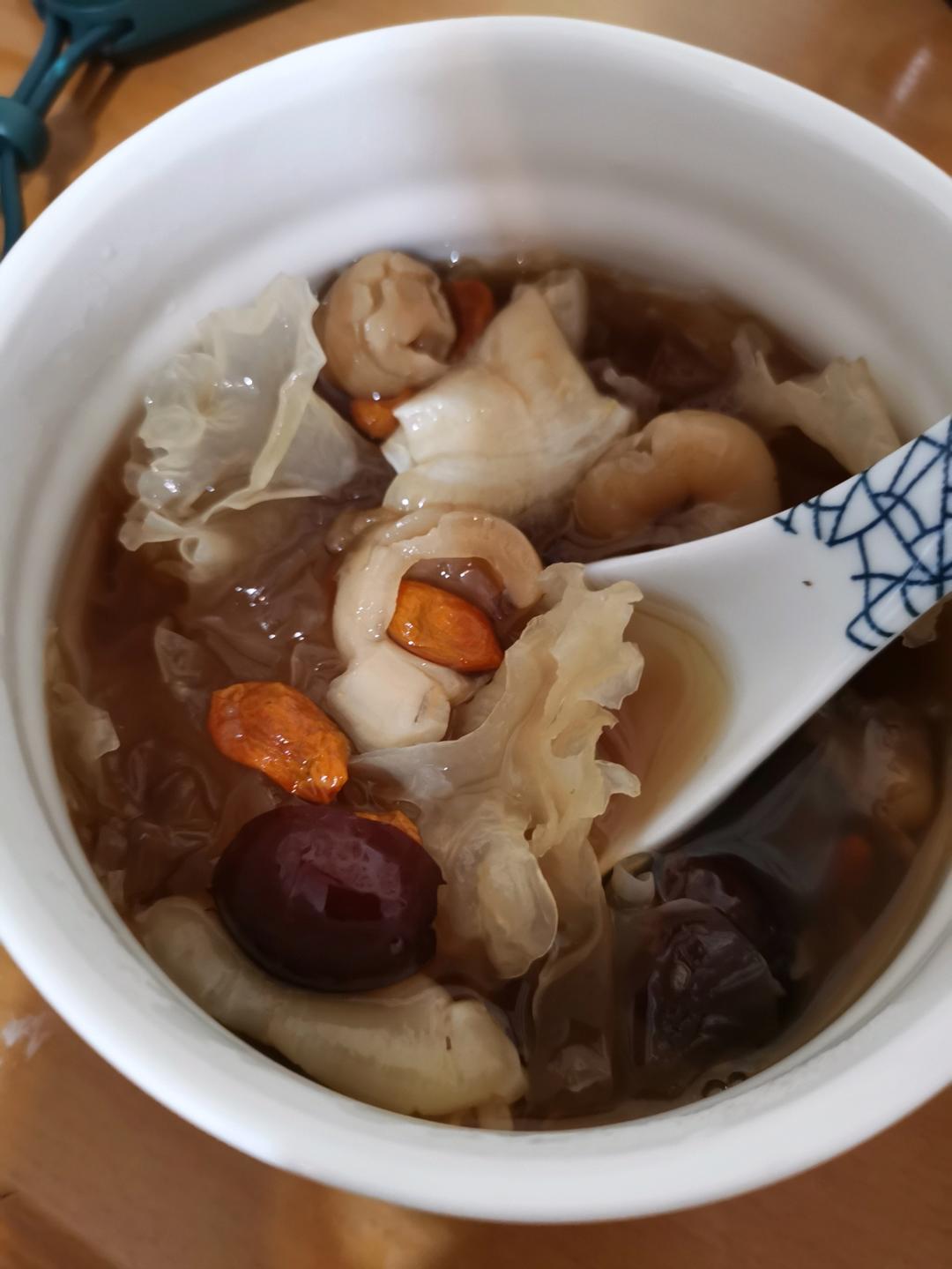 滋补花胶排骨汤