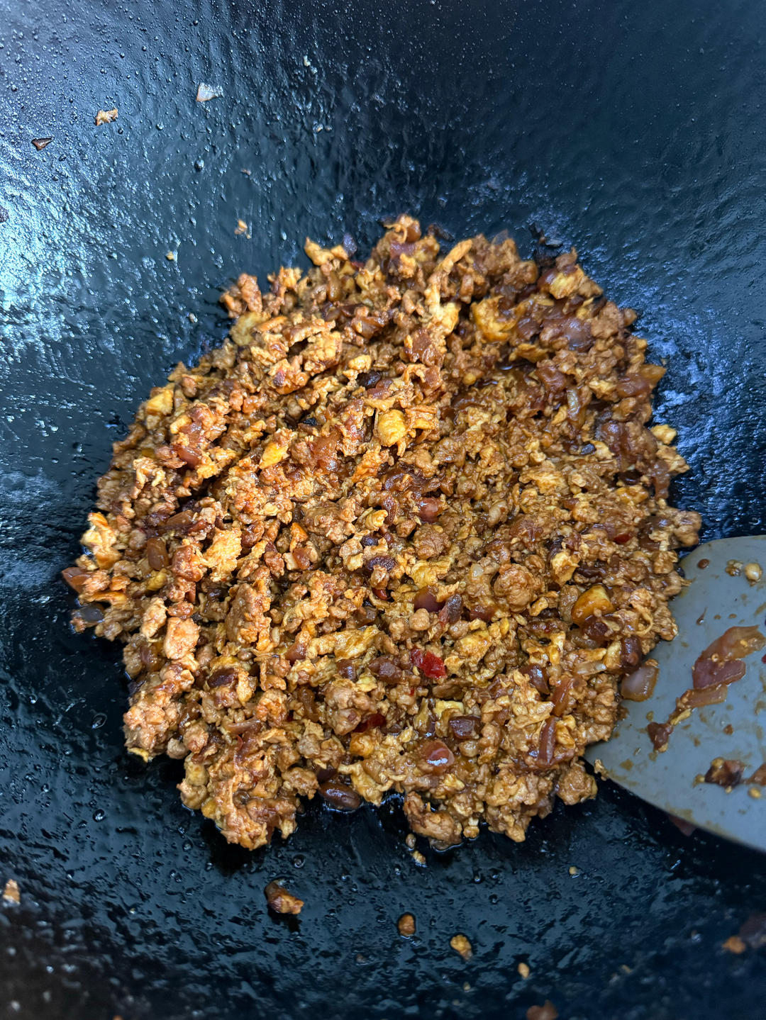 拌面条的鸡蛋肉酱