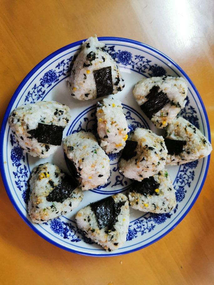 開胃早餐——手捏浴衣饭团——把肉松和米饭卷起来！