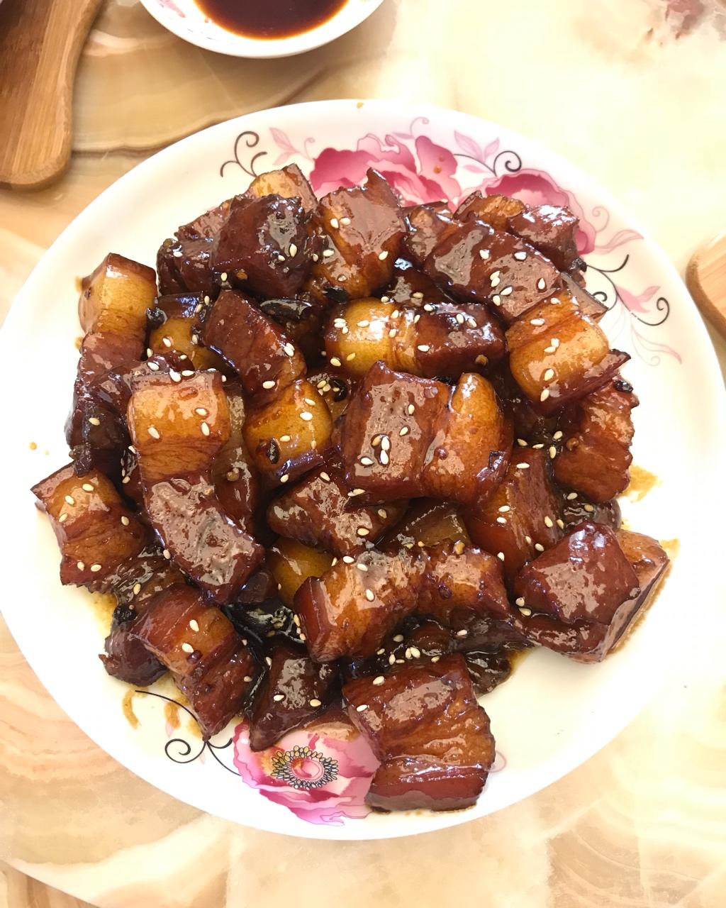 吃着碗里望着锅里的红烧肉
