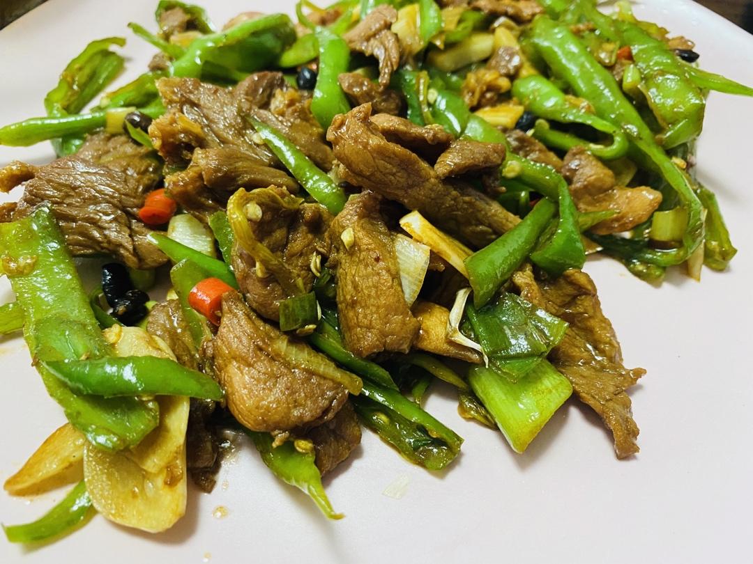 辣椒炒肉(几乎是所有湖南大饭店里的传统炒法)