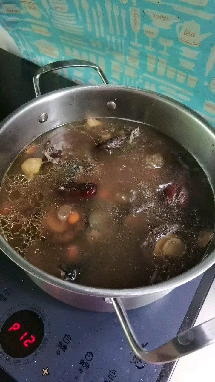 枸杞红枣乌鸡汤