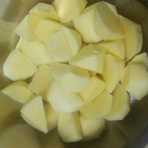迷迭香蒜烤土豆的做法 步骤2