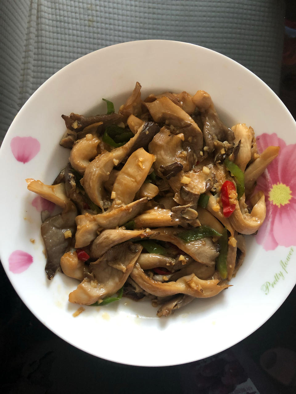 香辣好吃的炒平菇