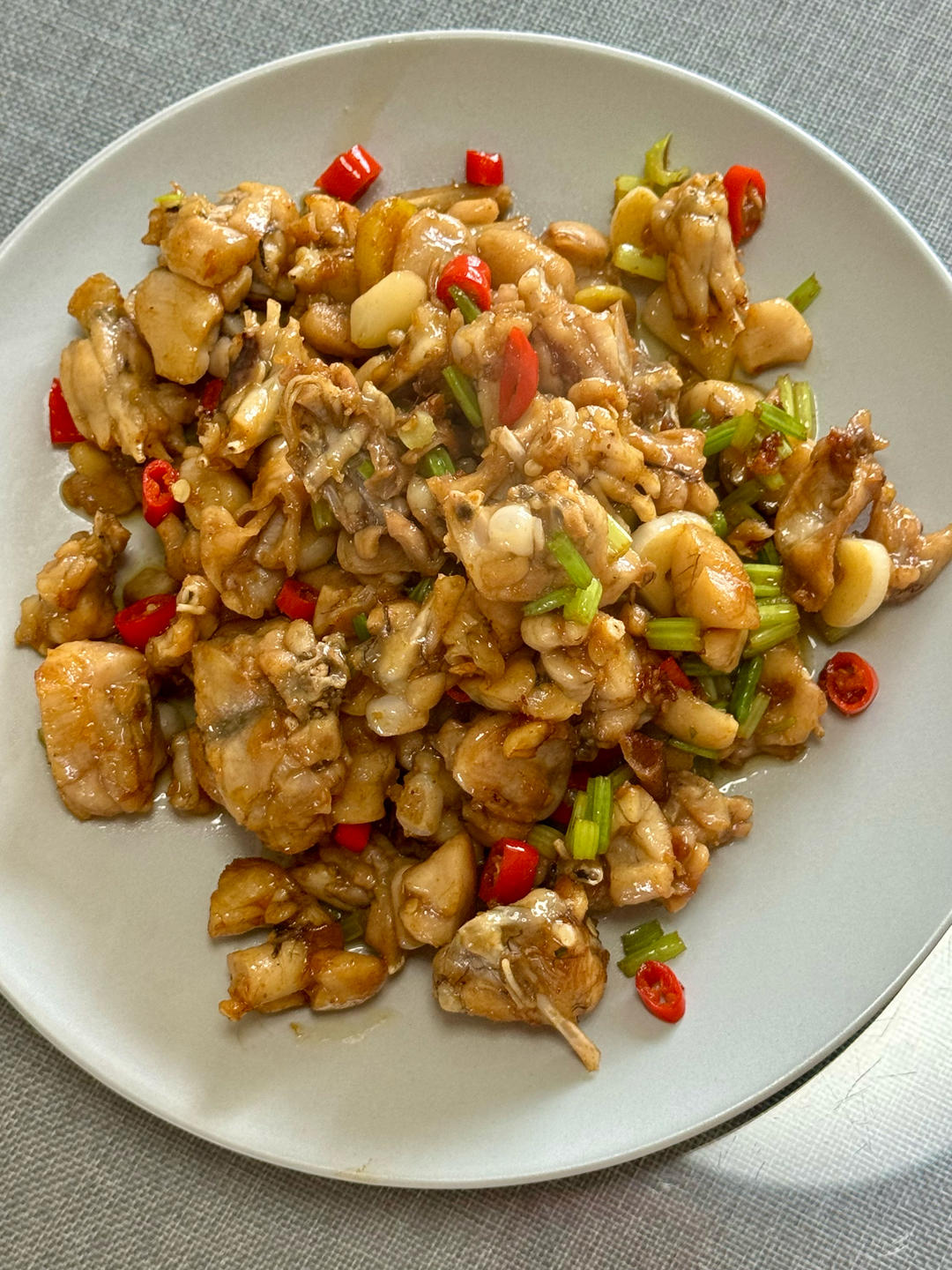 厨师长教你自贡家常菜：“小煎牛蛙”，鲜辣入味，肉质滑嫩