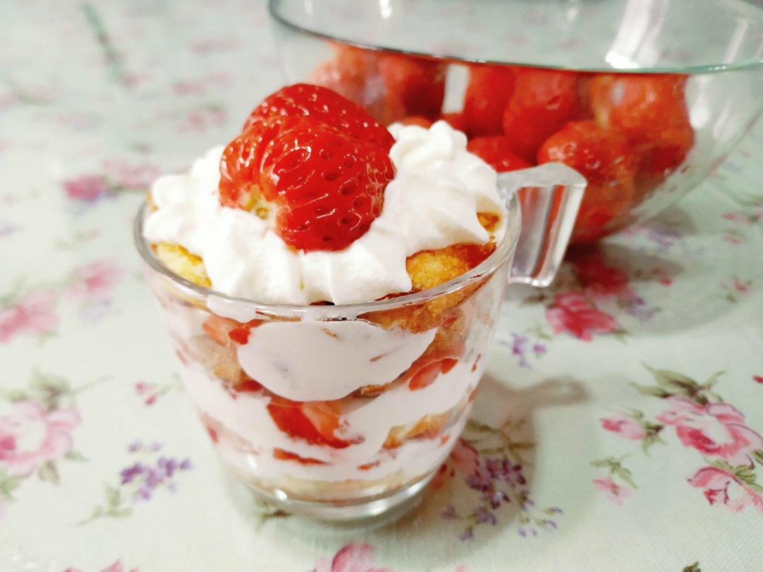 草莓奶油蛋糕盒子