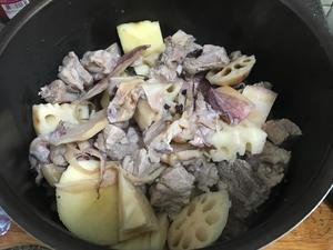 墨鱼莲藕排骨汤的做法 步骤5