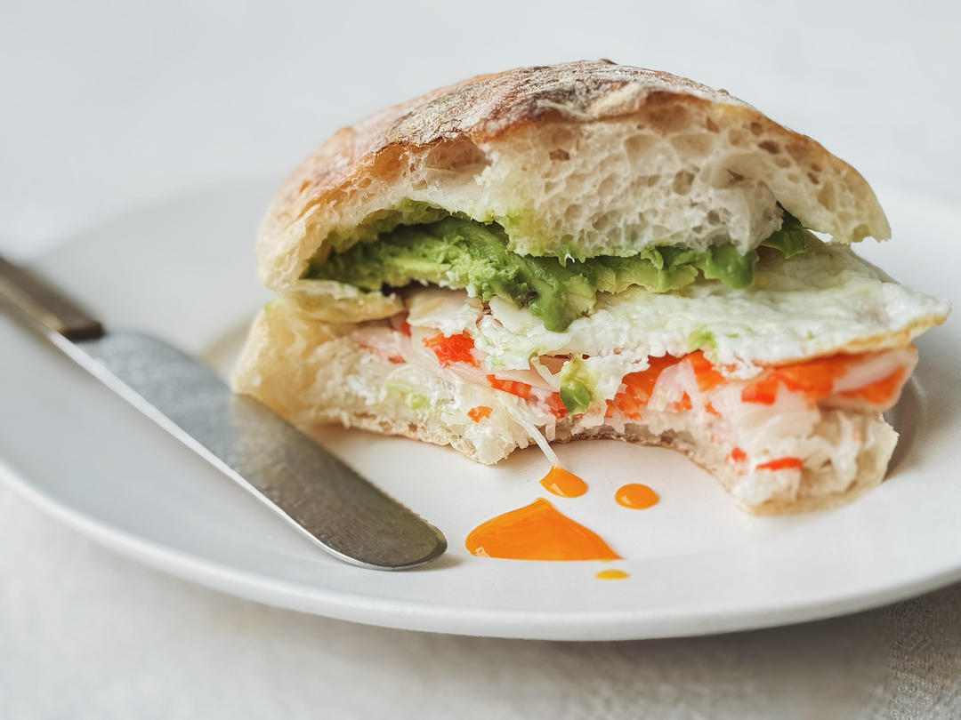 蟹肉沙拉鸡蛋牛油果三明治