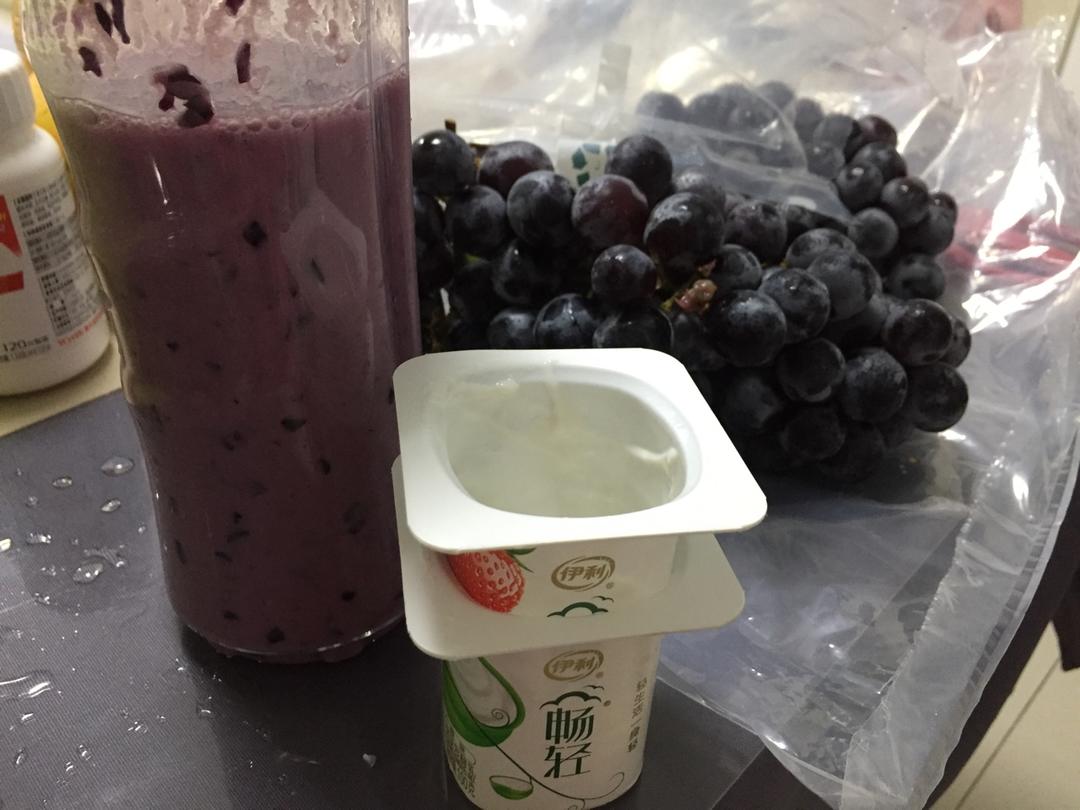 美味葡萄酸奶昔