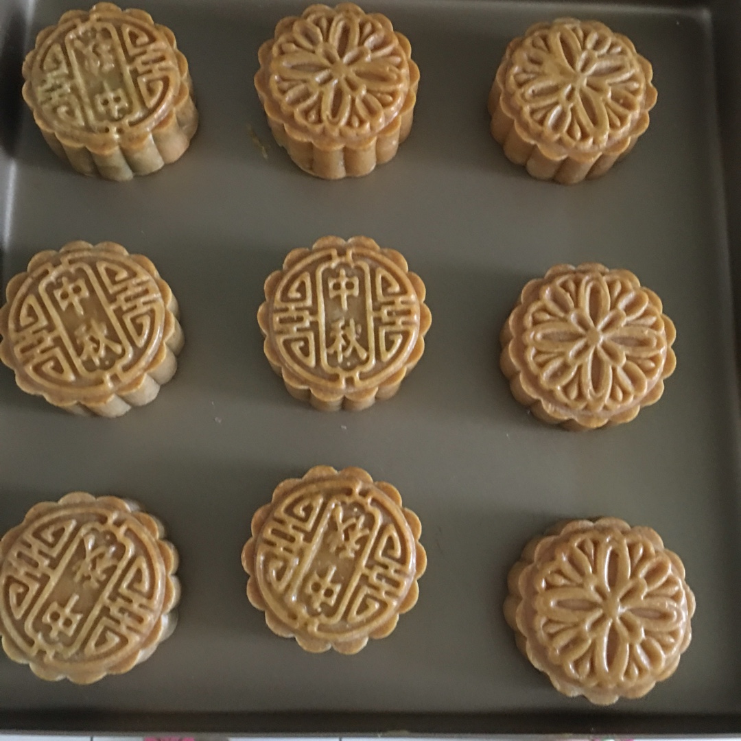 广式月饼－－蛋黄豆沙月饼