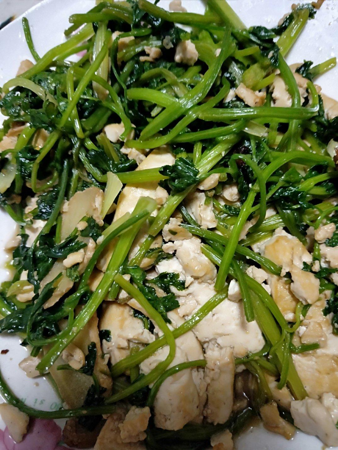 豆儿很土做的豆腐炒香菜