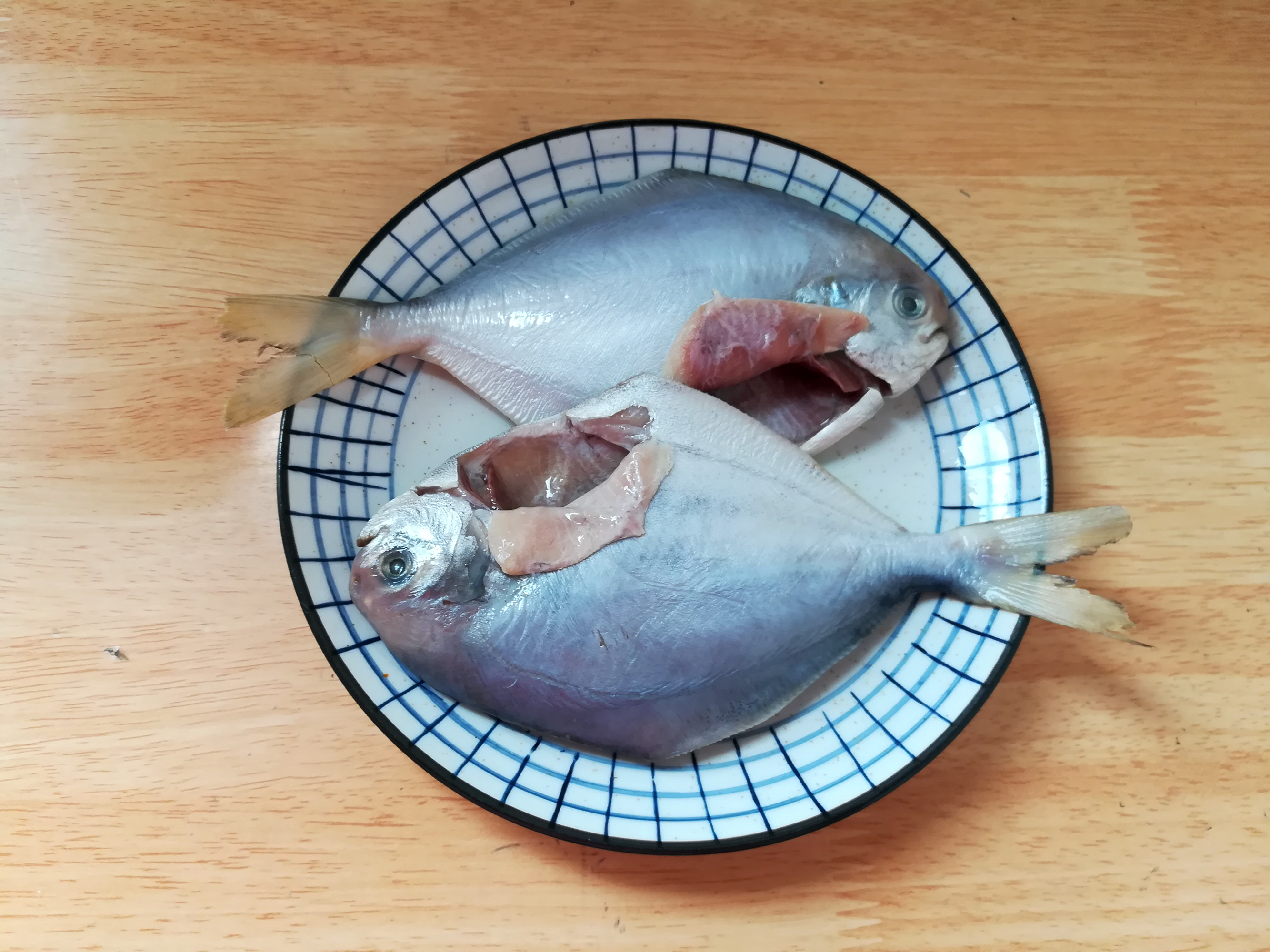 香煎小鲳鱼的做法 步骤2