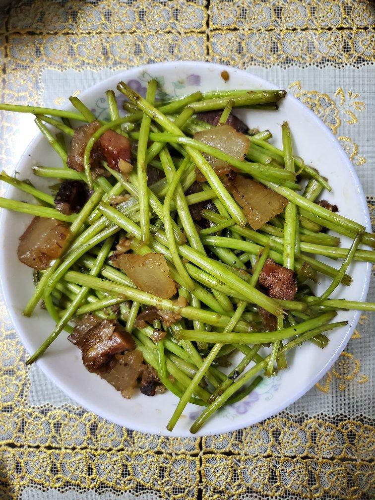 腊肉炒黎蒿  吃一次就记住一辈子的味道
