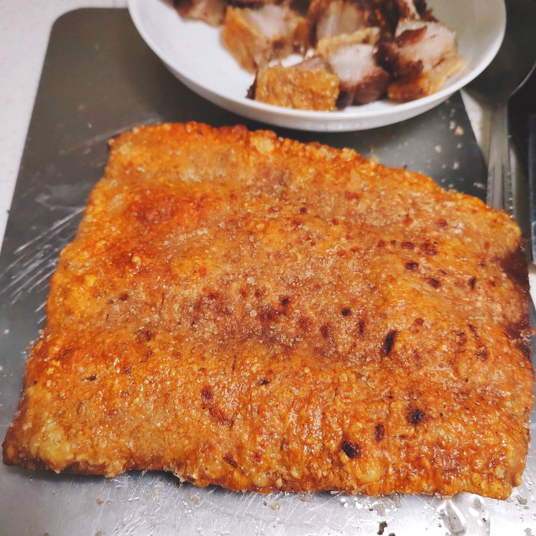 脆皮烧肉，皮酥脆、肉甘香，生烧做法