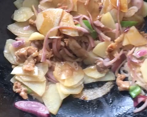 五花肉炒洋葱土豆片的做法 步骤5