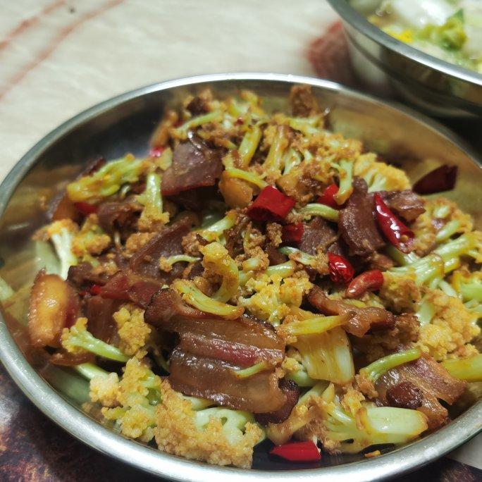 如也野做的干锅花菜炒腊肉超下饭