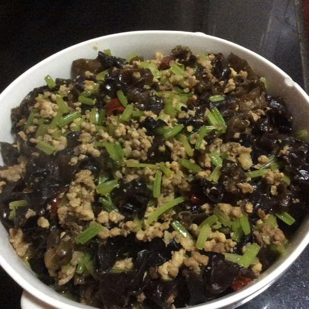 木耳芹菜炒肉末（快手菜）