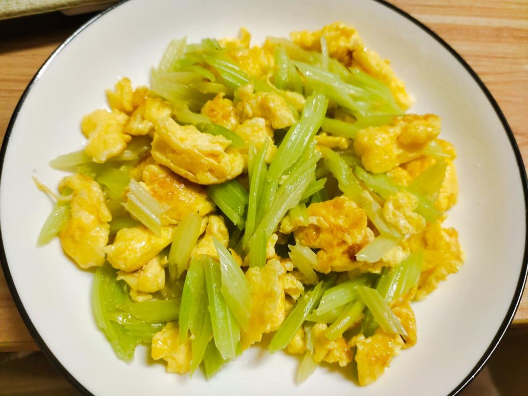 芹菜炒鸡蛋