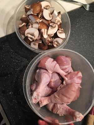 鸡腿炖蘑菇的做法 步骤2