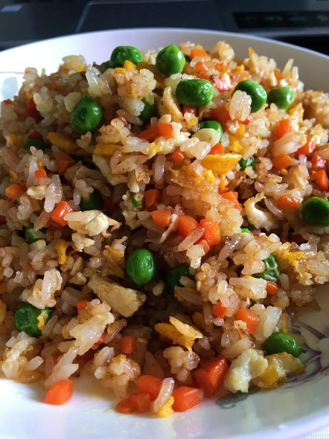 厨师长教你：“酱油炒饭”的家常做法，里面满满的小技巧，很受用