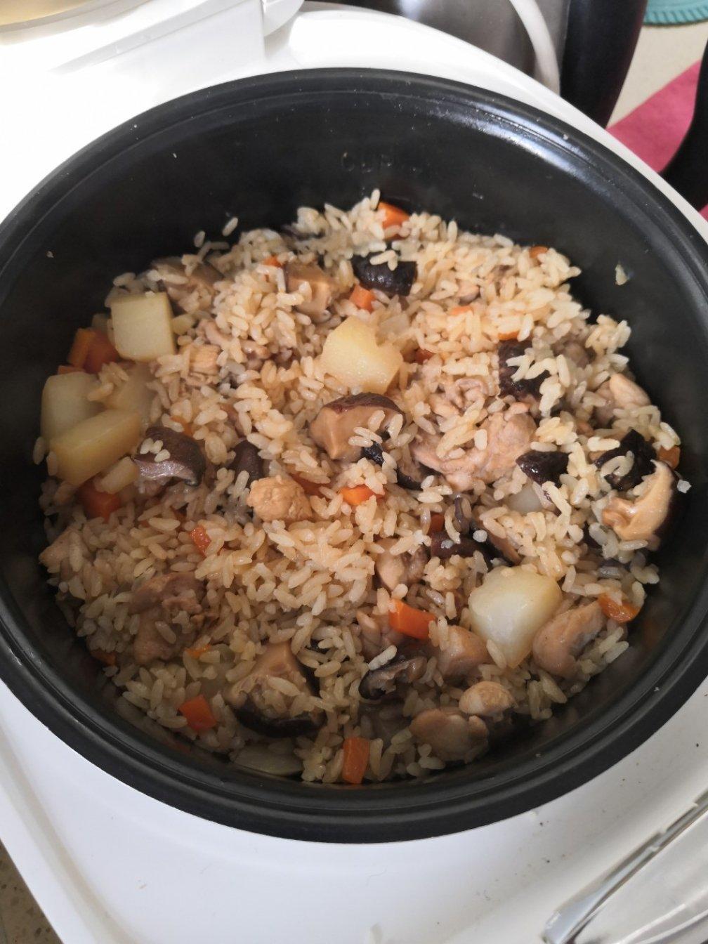 【香菇鸡肉焖饭】