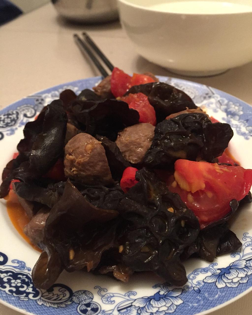 牛肉筋炖木耳西红柿