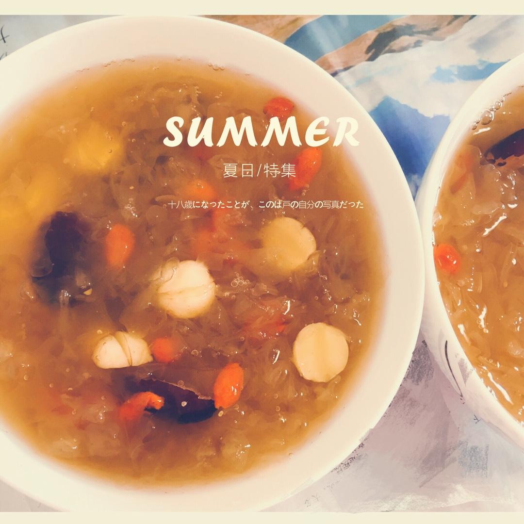冰糖银耳莲子羹。（内附电饭煲做法）