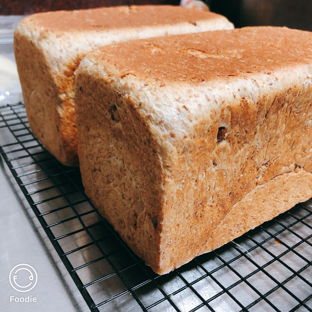 高纤低脂的全麦核桃吐司