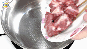 板栗南瓜排骨饭，简单易做的电饭锅料理，晚餐来一碗从此别无他求的做法 步骤2