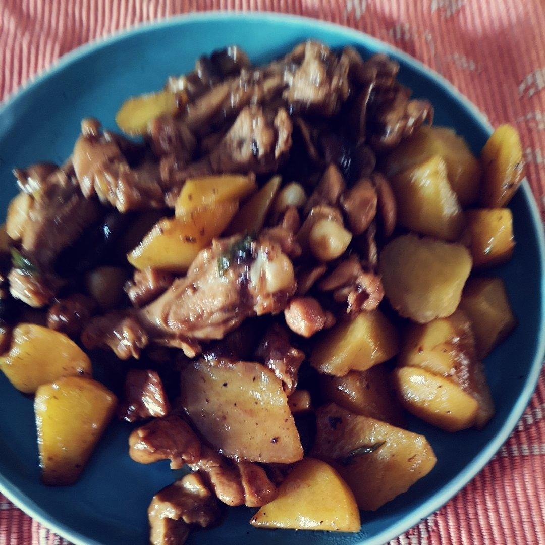 超级下饭土豆香菇炖鸡腿