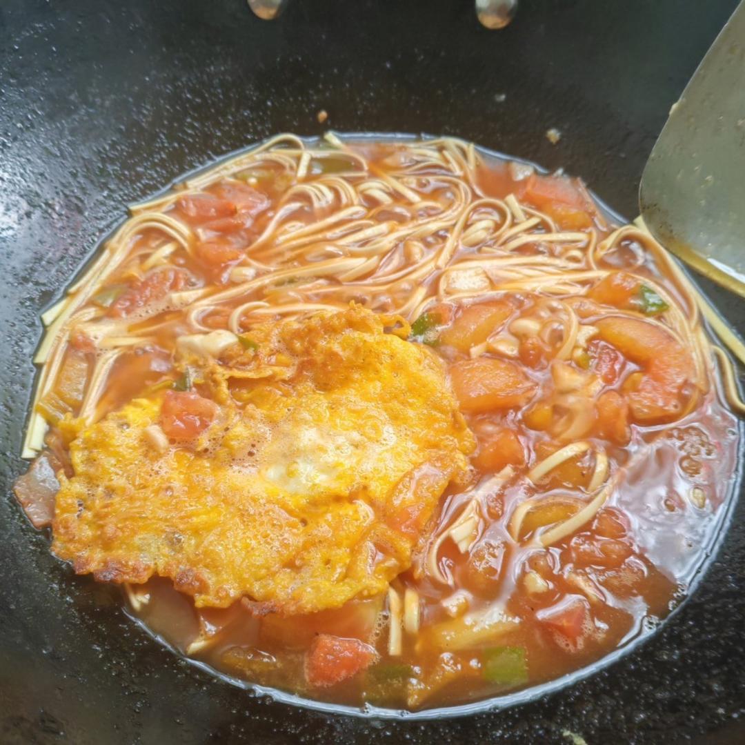 一口开胃！酸爽浓郁的番茄鸡蛋焖面🍅