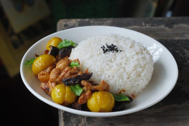 板栗鲜菇滑鸡饭的做法