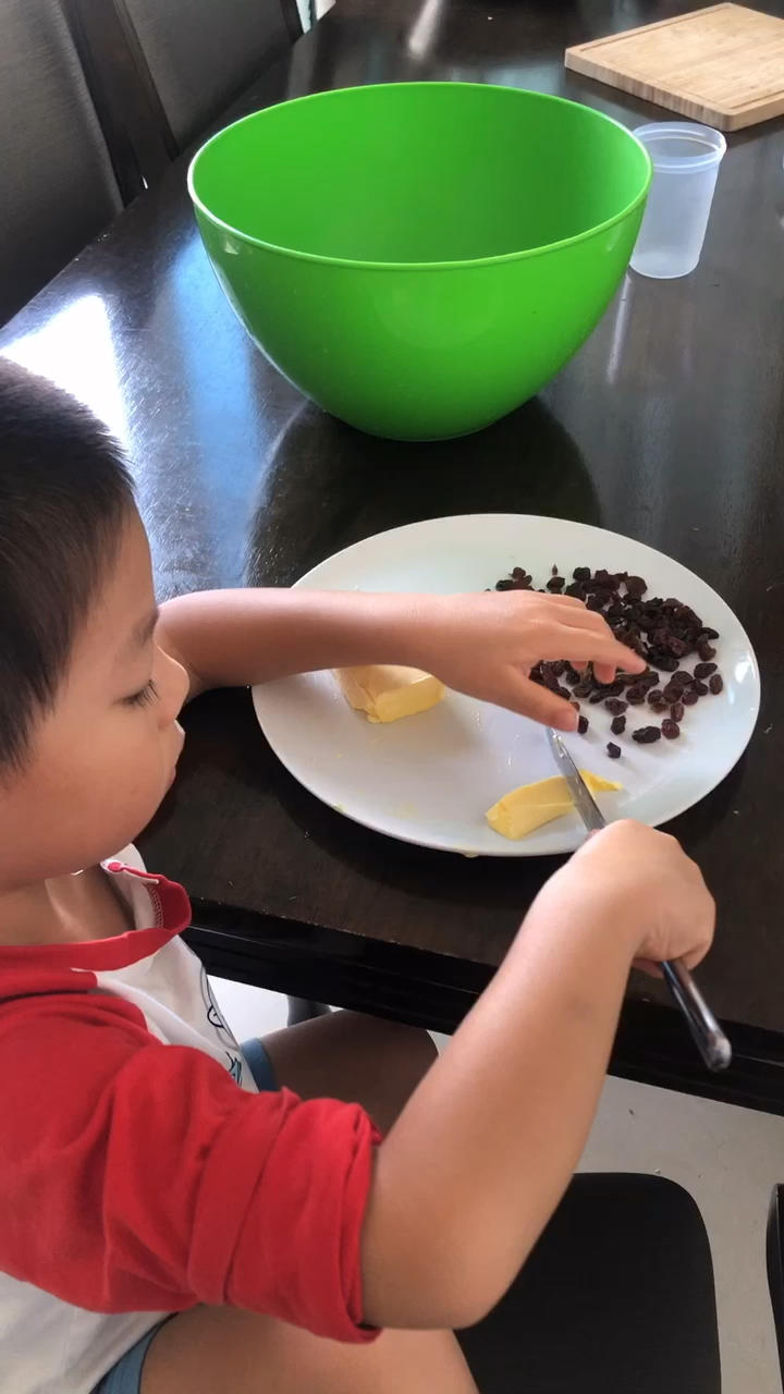 幼儿园小朋友烘焙入门-葡萄干司康