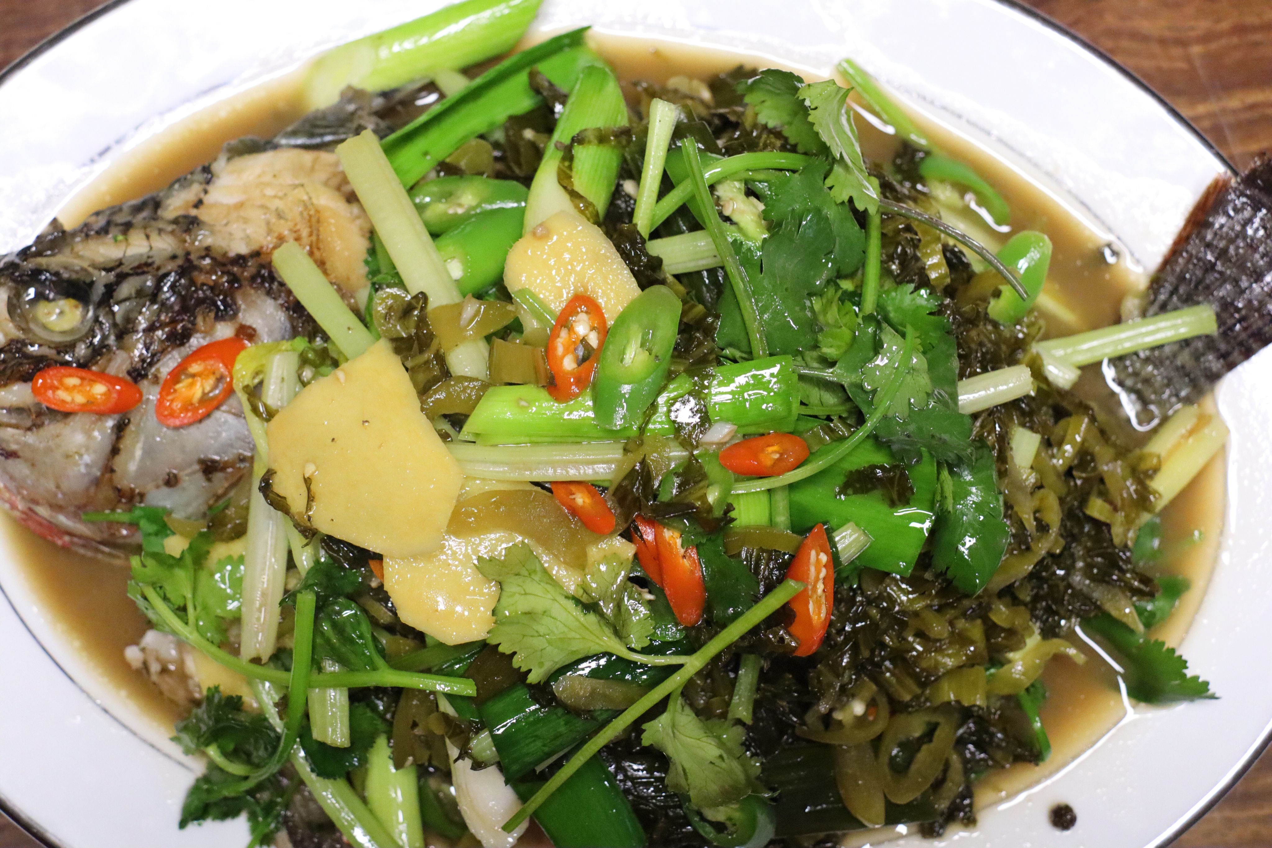 酸菜焖罗非鱼的做法
