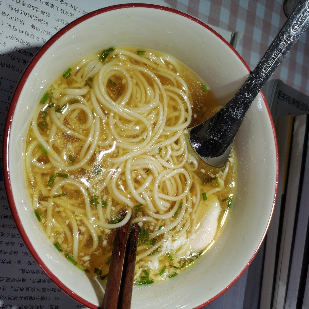 一碗清汤面 🍜 —— 秋日里的治愈系