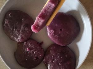 红薯粉版紫薯饼，以为是木薯粉，结果从超市回来一看是红薯粉😭的做法 步骤5