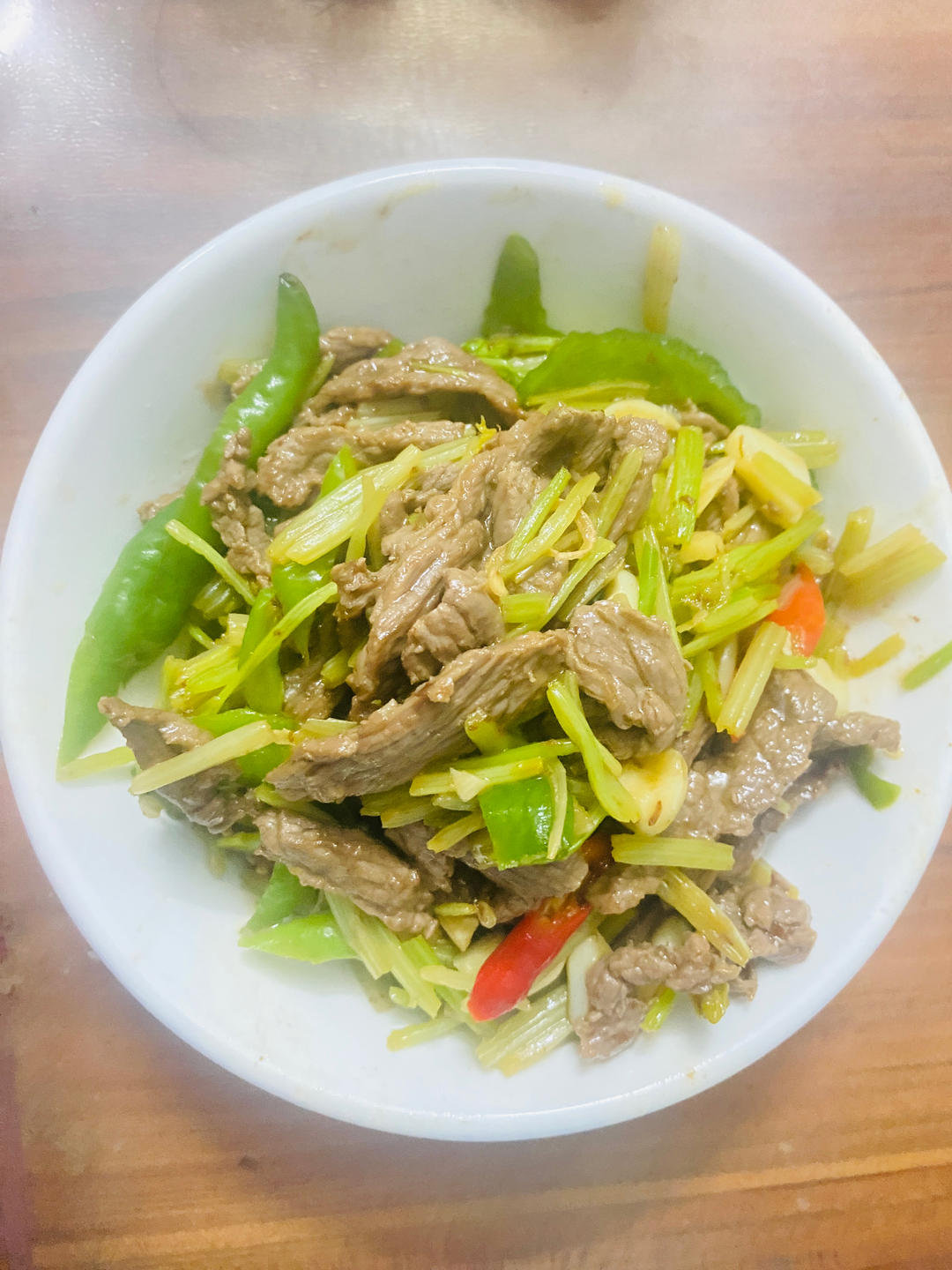 好吃到邻居敲门蹭饭的芹菜炒牛肉！