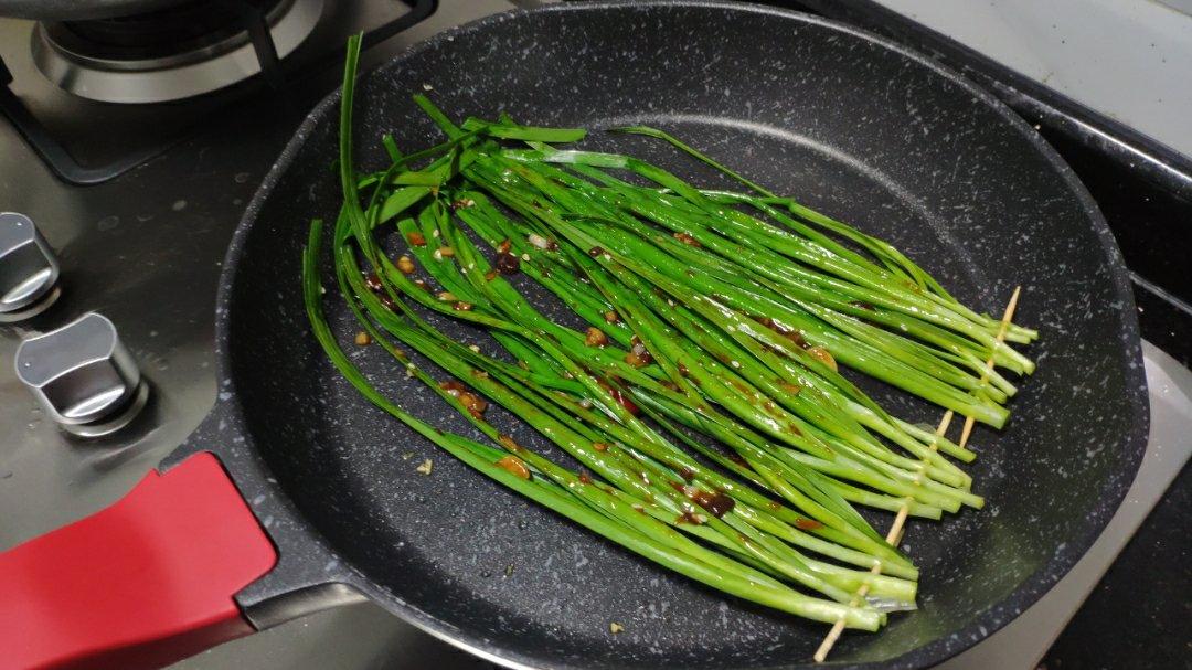 平底锅烤韭菜