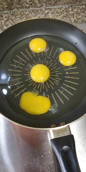 懒人炒鸡蛋大法——少洗一只碗和一双筷子的做法 步骤1