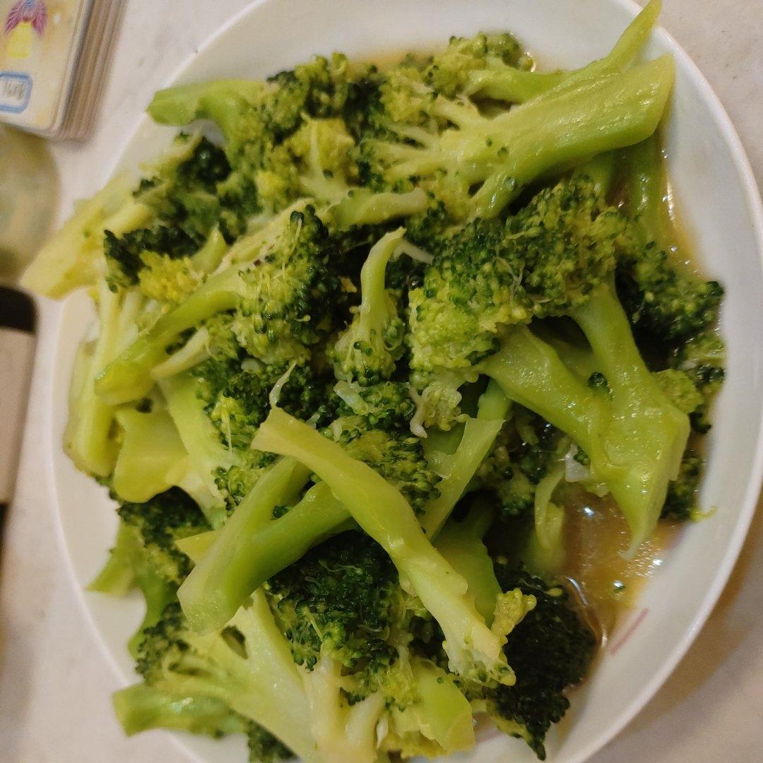 好吃到爆的耗油蒜蓉西兰花(从不修图，喜欢请关注)