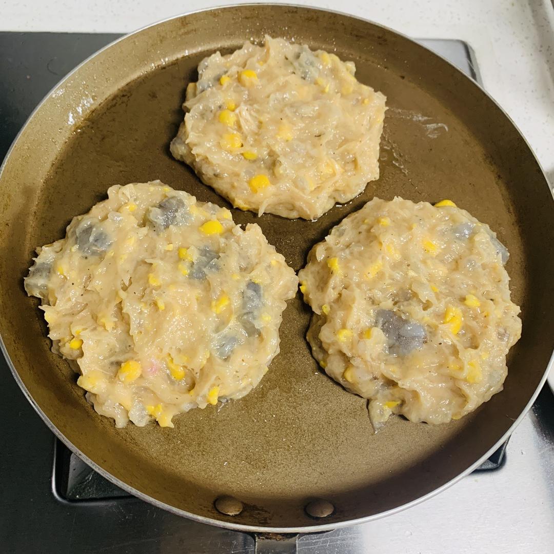 鸡肉鲜虾汉堡饼的做法