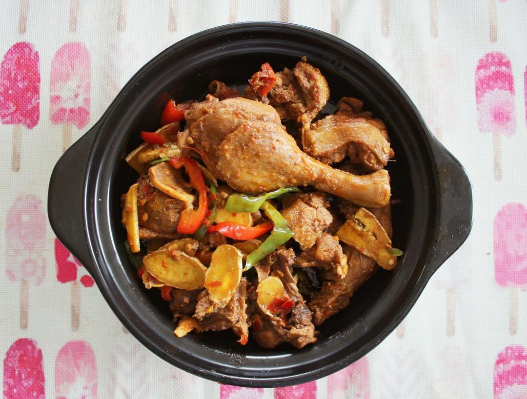 小蘑菇李怼怼做的子姜焖鸭煲