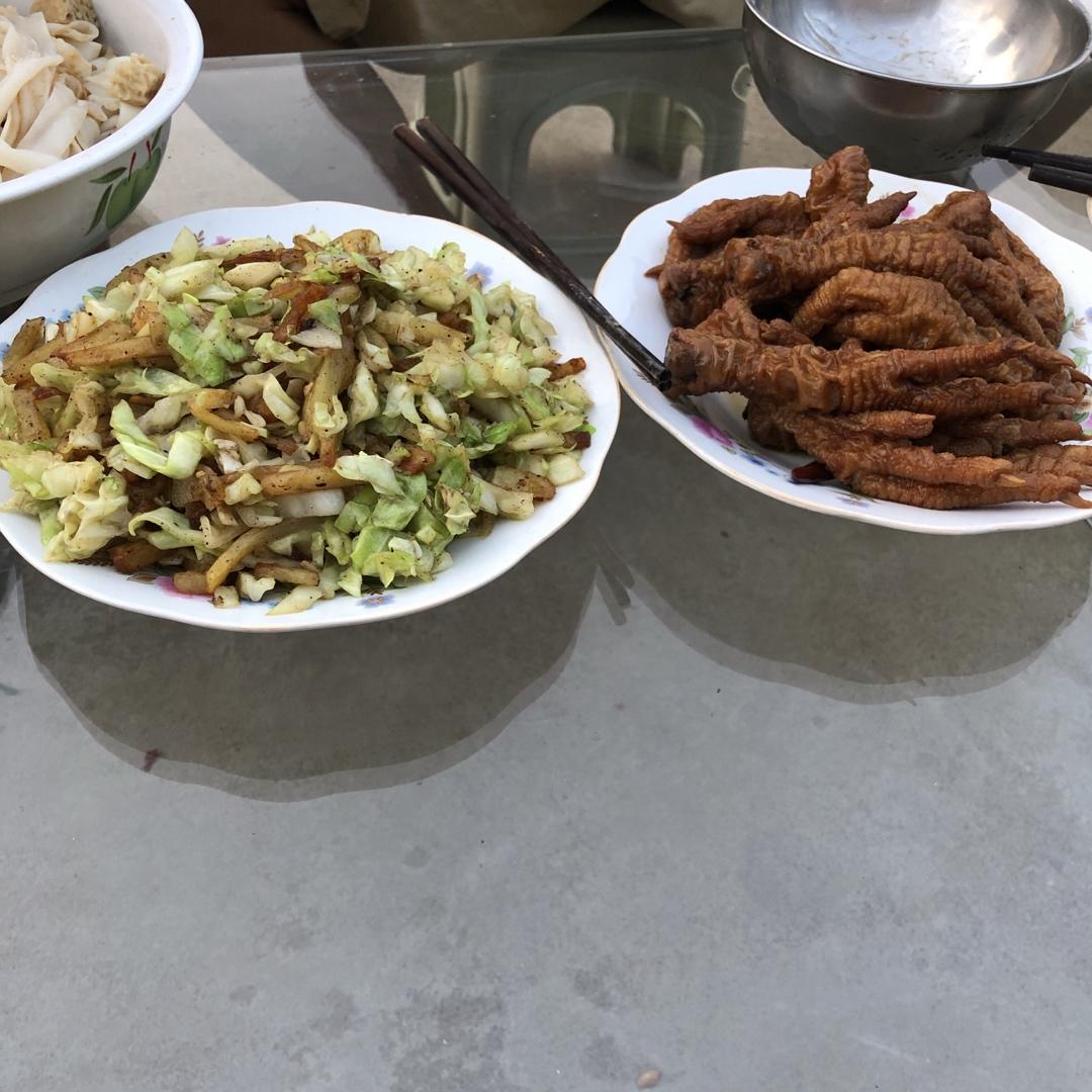 土豆条炒包菜丝