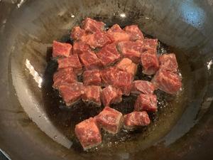 牛肉嫩度💯的黑椒杏鲍菇炒牛肉粒的做法 步骤2